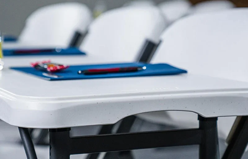 konferencebord i hvid med stole