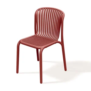 Moderne rød Brene stabelstol med ergonomisk design. Slidstærk, stabelbar og miljøvenlig – ideel til fleksible og stilfulde indretninger