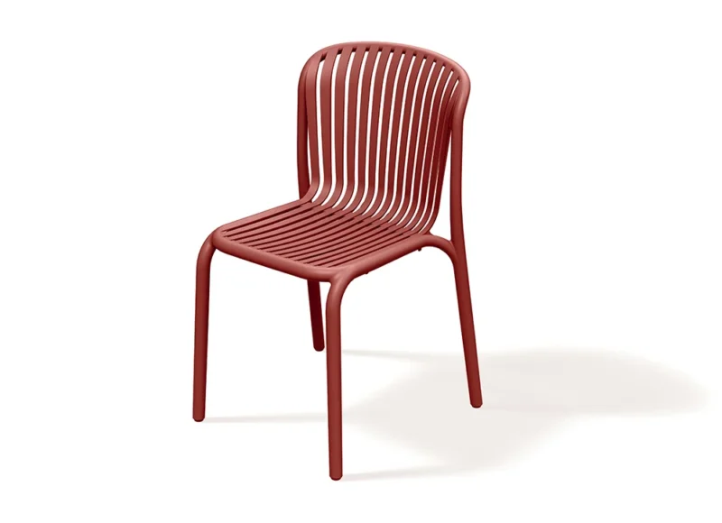 Moderne rød Brene stabelstol med ergonomisk design. Slidstærk, stabelbar og miljøvenlig – ideel til fleksible og stilfulde indretninger