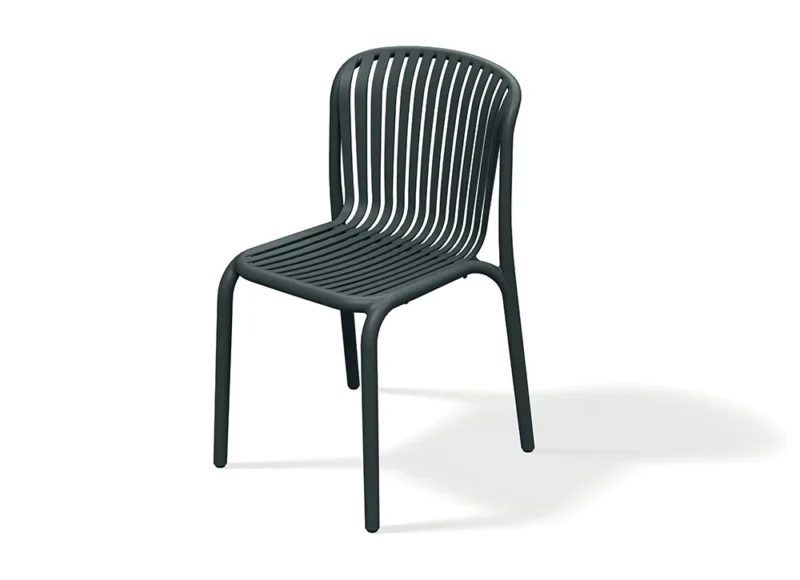 Carbon stabelstol fra BRENE-kollektionen med rene linjer og elegant æstetik. Robust, nem at rengøre og flytte, samt bæredygtig og genanvendelig