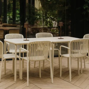 Brene borde og stole i offwhite set på en terrasse