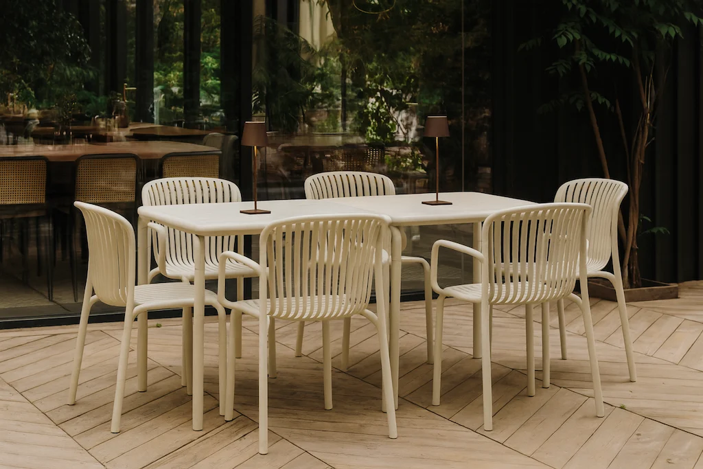 Brene borde og stole i offwhite set på en terrasse