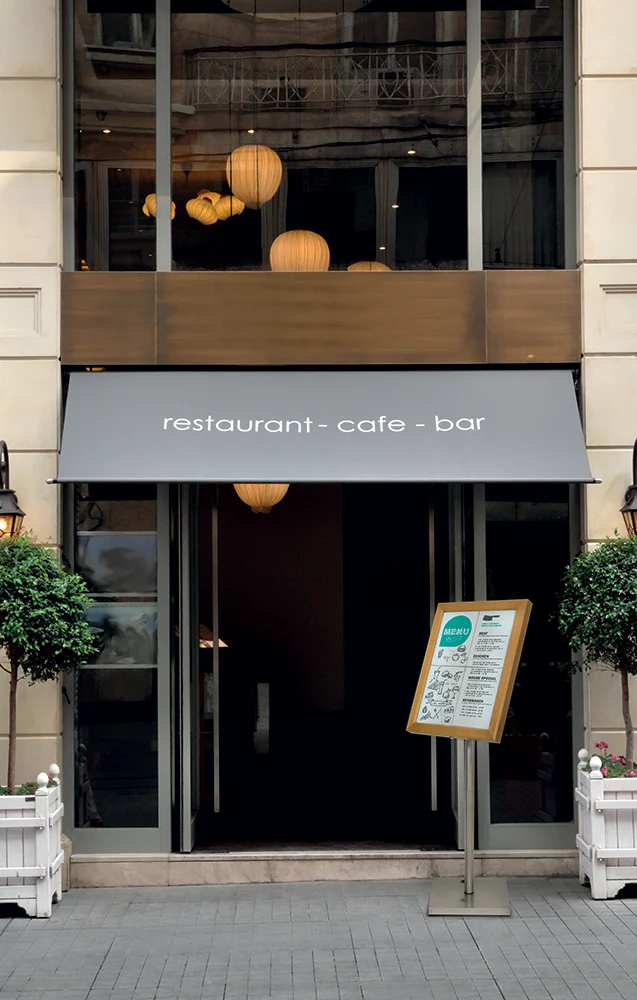 Informationstavle foran et hotel