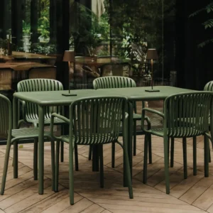 Brene borde og stole i olivengrøn