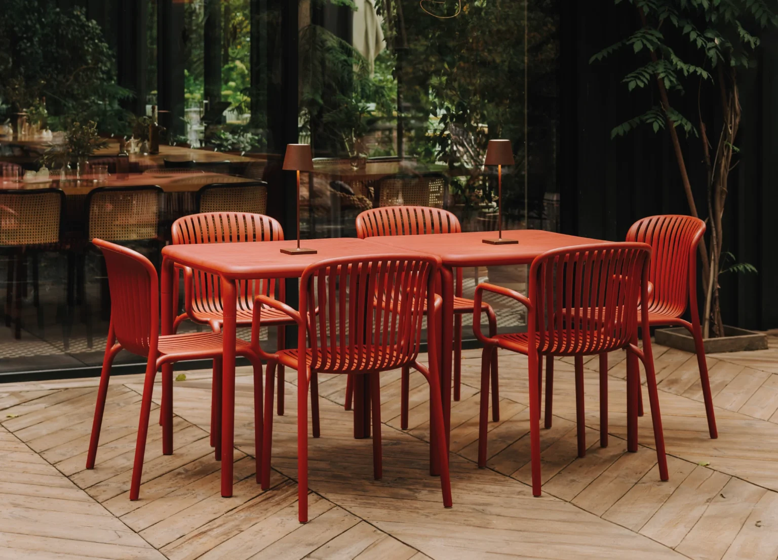 Brene spiseborde og stole