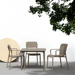 rimo sæt: bord og stole i støvet brun