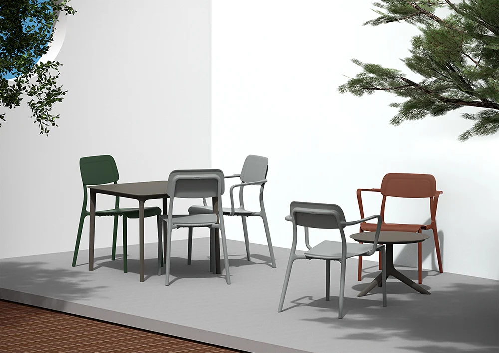 rimo borde og stole i forskellige farver udendørs